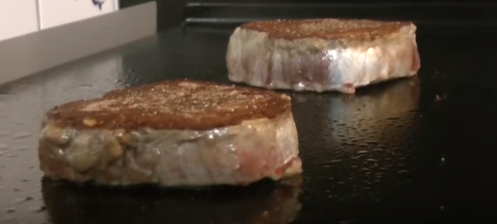 Steaks_auf_dem_Plancha_Grill_von_Verycook_www.plancha_grill_test.de_YouTube / Die neue Grillsaison 2018 » Plancha Grill Test